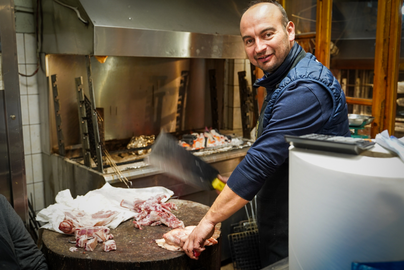 Cuisinier au refuge, pinde — smolikas et pades, lors d’une itinérance à ski en Grèce.
